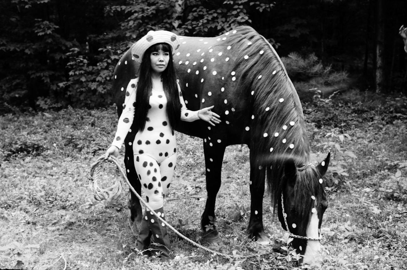 Yayoi Kusamas Punkte machen vor nichts Halt – nicht einmal vor einem Pferd, wie in der Performance «Horse Play» von 1967.