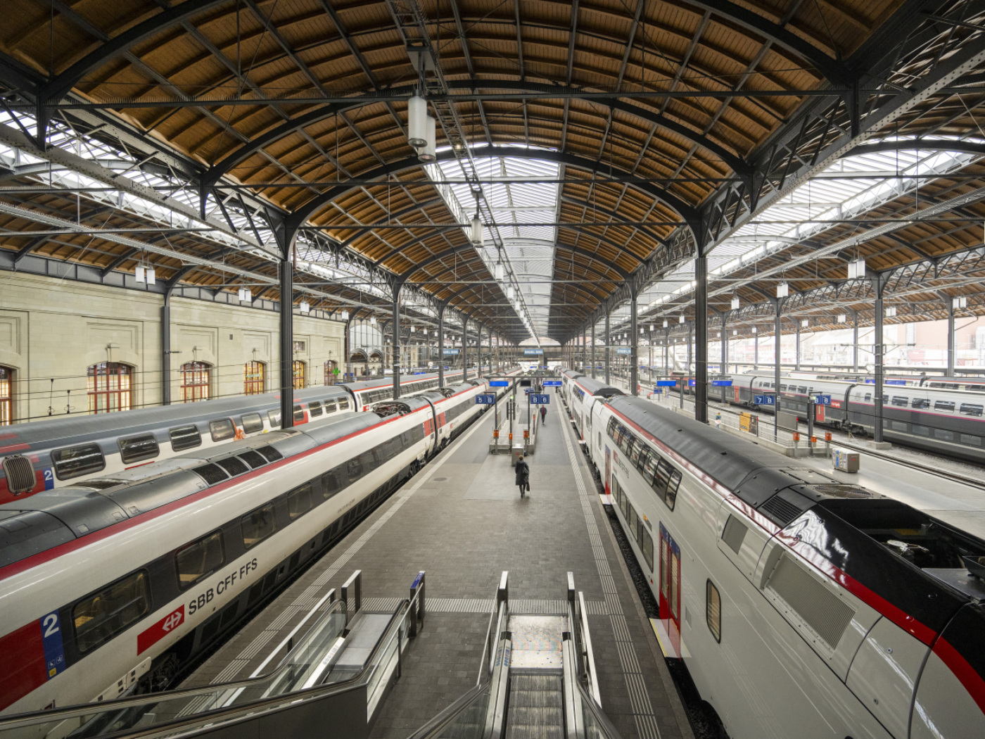 stazione in svizzera con treni fermi sui binari