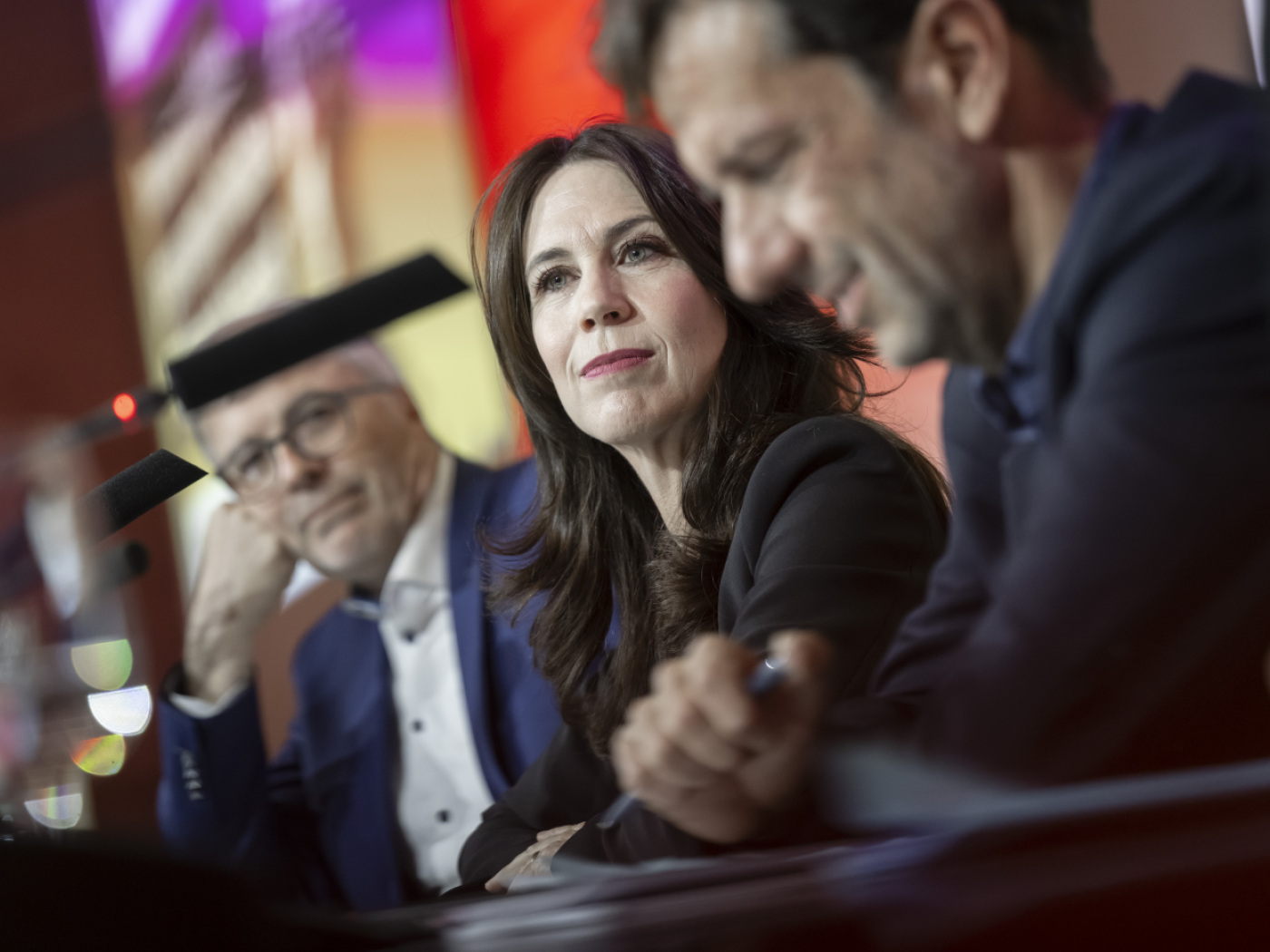 Генеральный директор SRG Сюзанна Вилле (на фото в центре) заявила: «Мы с сожалением объявляем об этих сокращениях. Но политические решения и та среда, в которой сегодня развивается компания, не оставляют нам иного выбора».