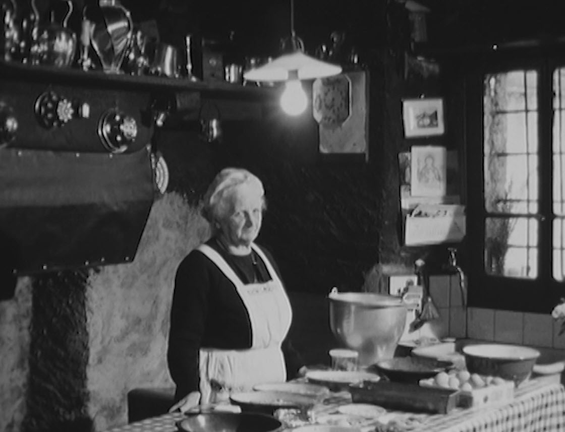 Signora in cucina - immagine in bianco e nero