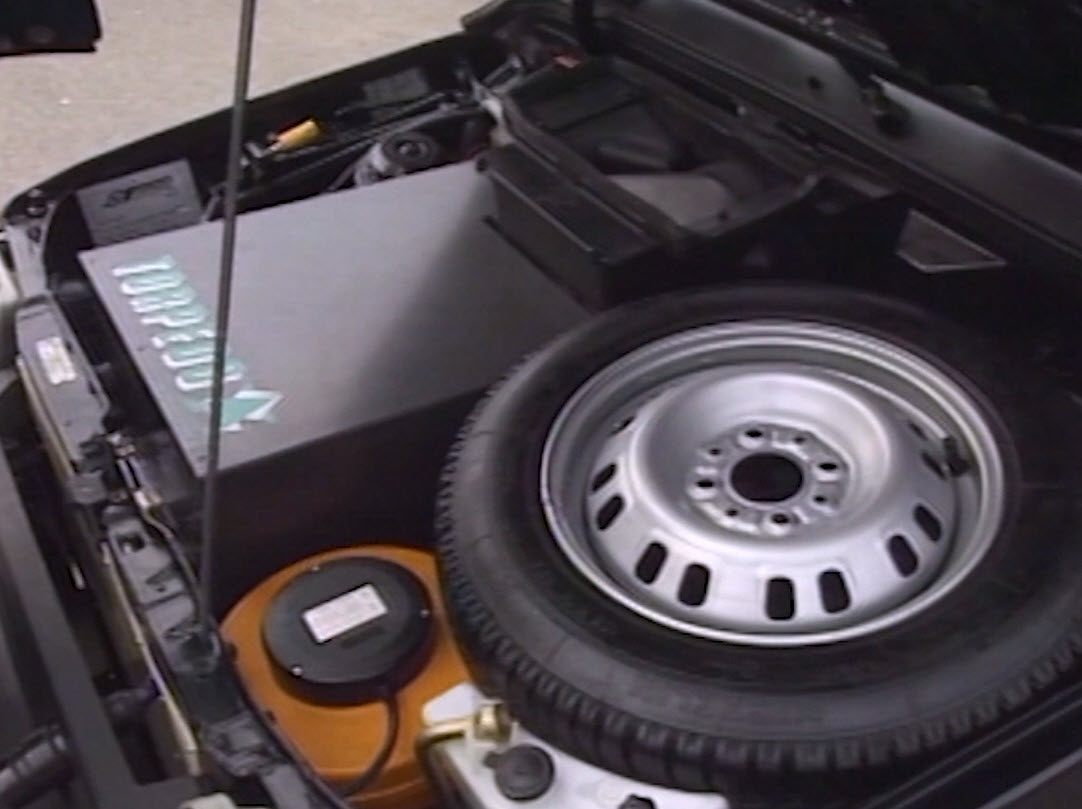 Interno del cofano di un'auto elettrica