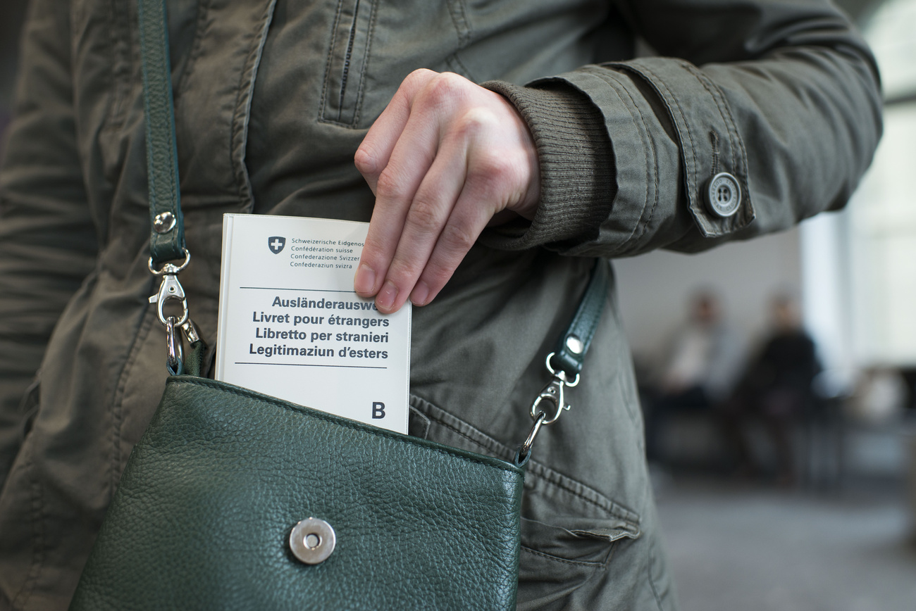 Persona mette in tasca un permesso di soggiorno