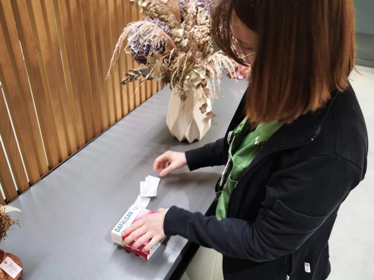 All medicines that are prepared for the Medicomat are checked by the staff - here by Marion Tschan.