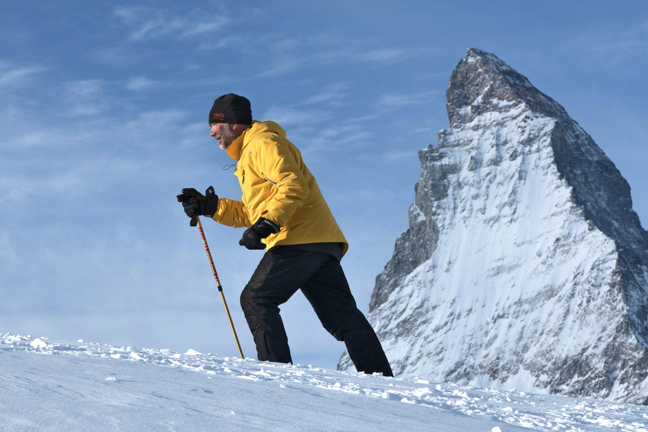 Inteligência artificial na Suíça: Saiba as últimas novidades para 2026 4 Um homem andando nas montanhas