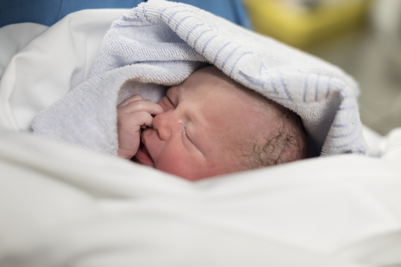 neonato sotto una copertina