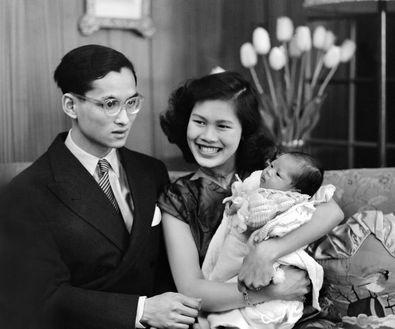 Der König und die Königin von Thailand, Bhumibol Adulyadej und Sirikit Kitigakara, zusammen mit ihrer Tochter Ubol Ratana, geboren am 5. April 1951 im Mont-Choisi-Spital in Lausanne im Kanton Waadt in der Schweiz, fotografiert in ihrer Residenz in Lausanne.
