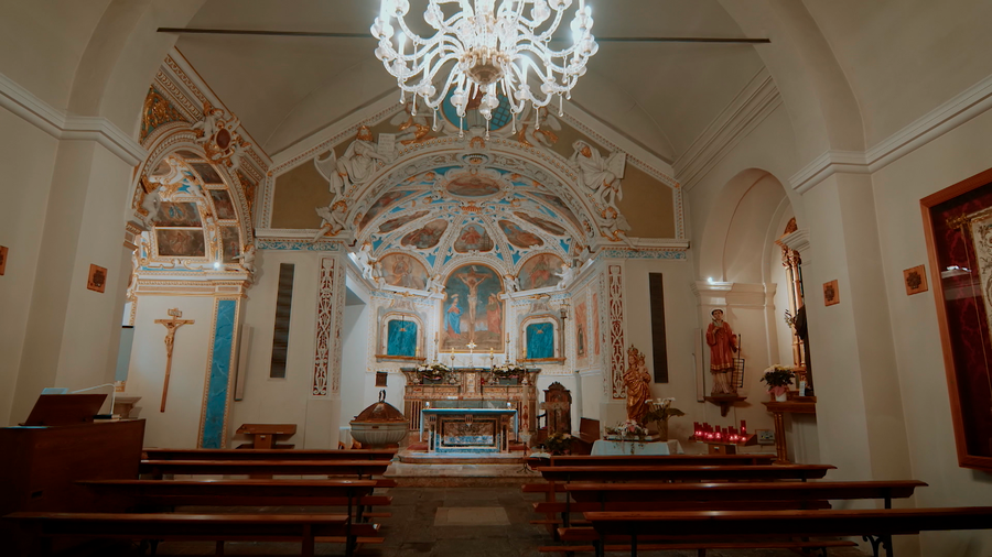 L'interno della chiesa di Isone