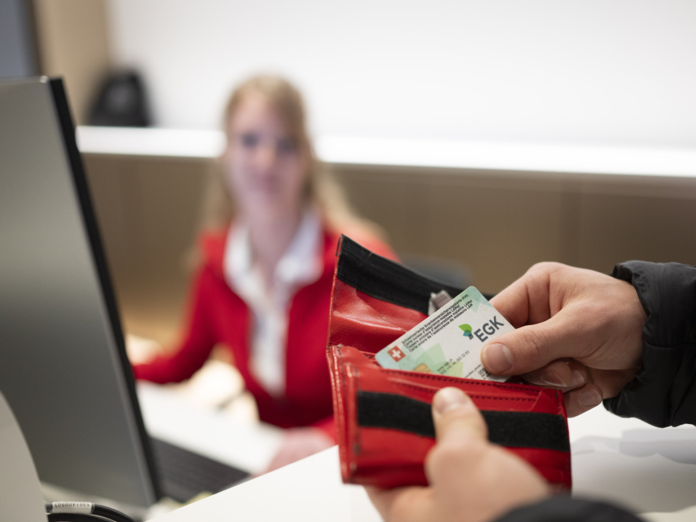 tessera assicurazione malattia viene estratta da un portafoglio