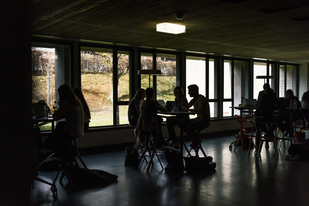 studenti in una sala pausa in controluce