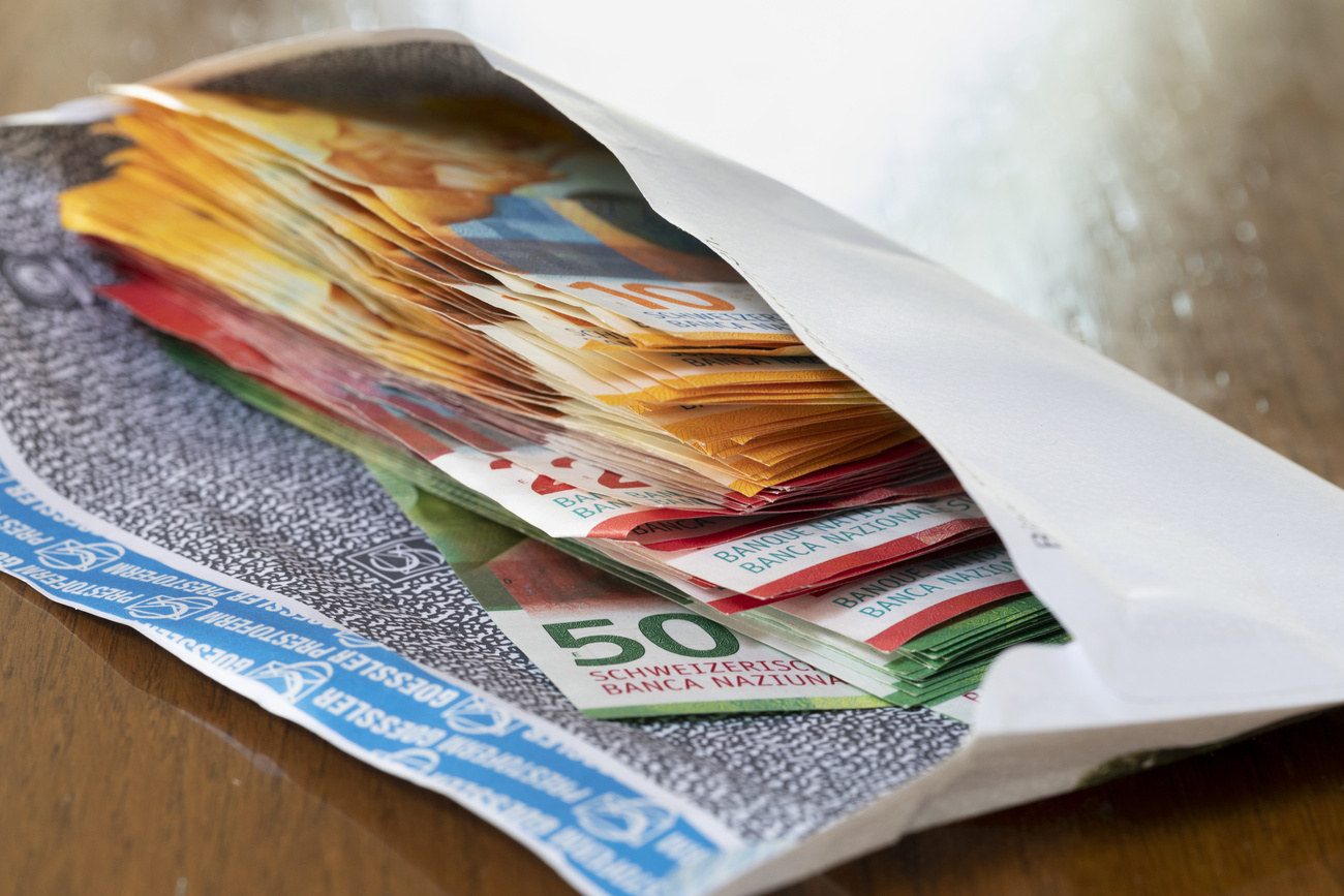 Una busta piena di banconote svizzere.