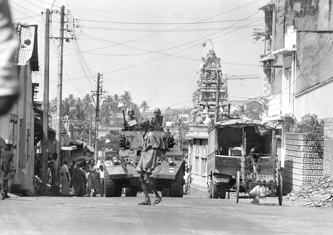 Mann geht in Colombo über die Strasse.