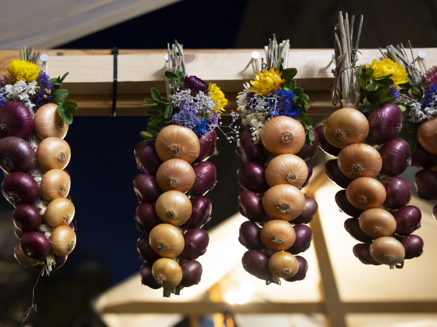 Zibelemärit lockt trotz Regen viele Menschen nach Bern