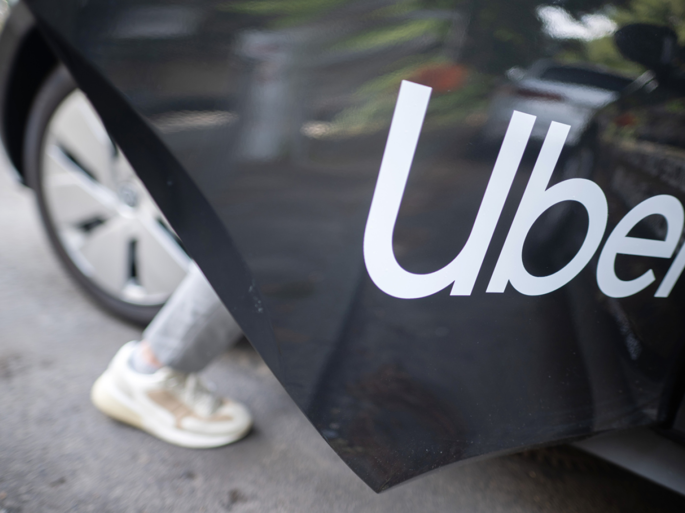 portiera di auto con scritta uber