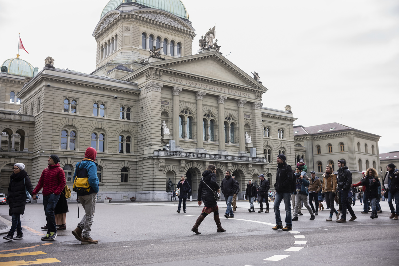Gente in Piazza federale.