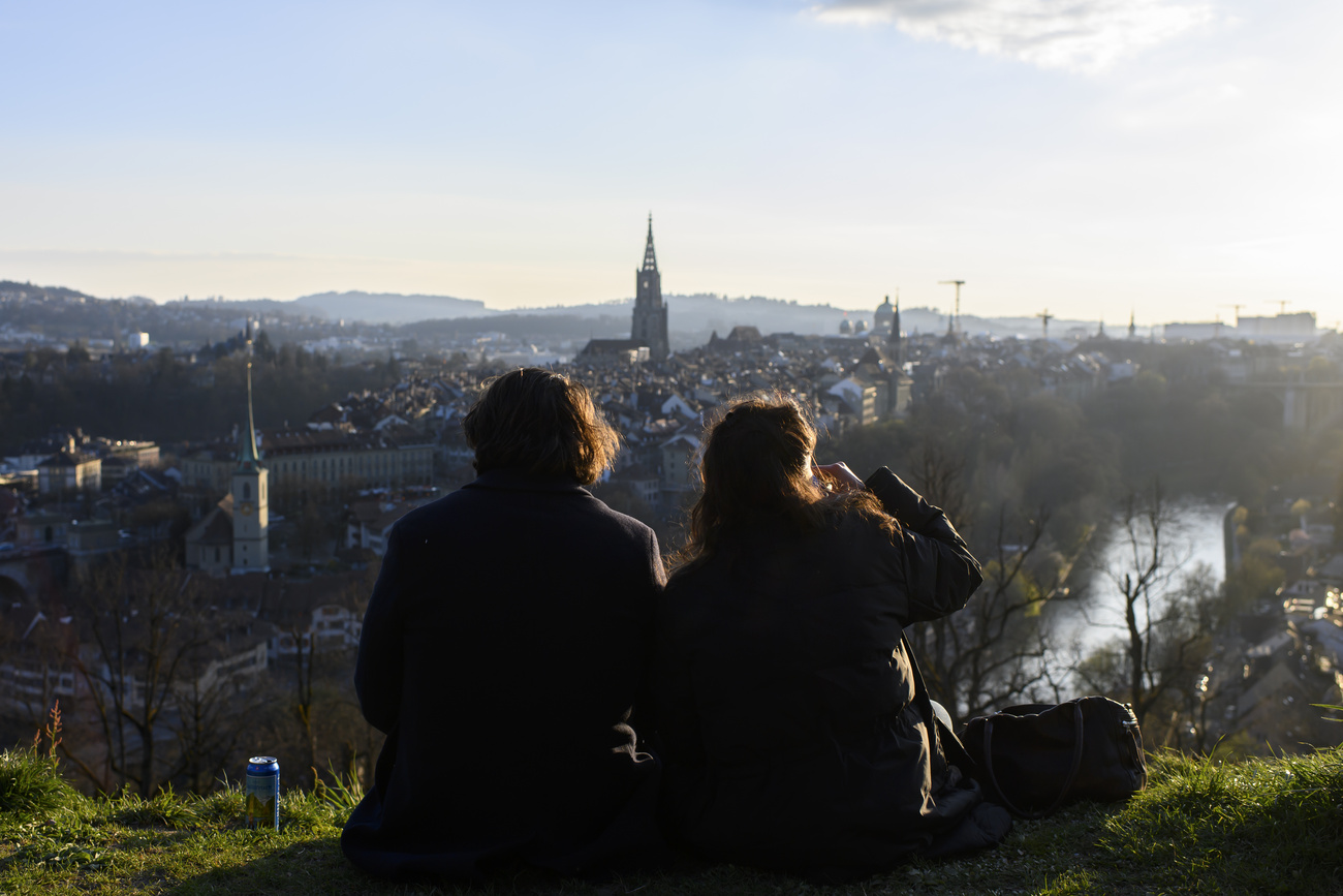 Vista su Berna, due persone di spalle in primo piano