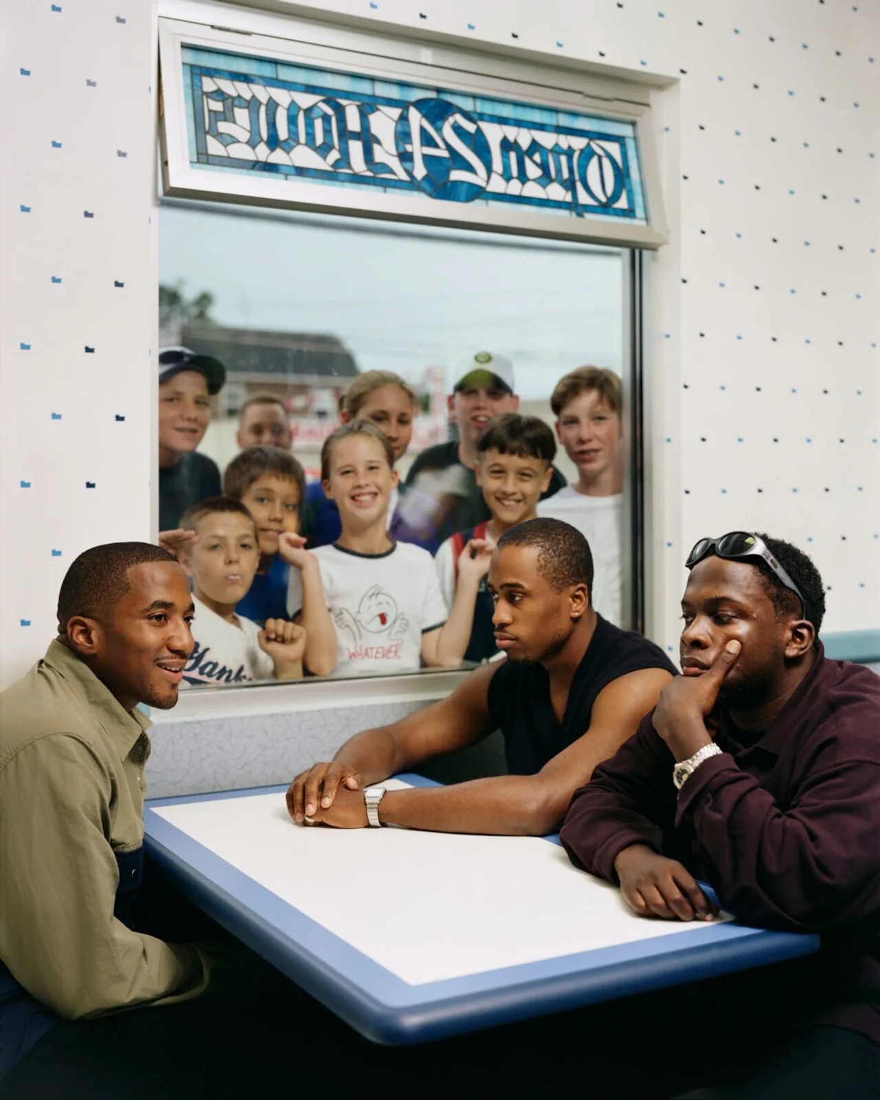 L'exposition documente l'évolution de la culture hip-hop. Kamaal "Q-Tip" Fareed, Ali Shaheed Muhammad et Malik "Phife" Taylor du groupe A Tribe Called Quest en 1997.