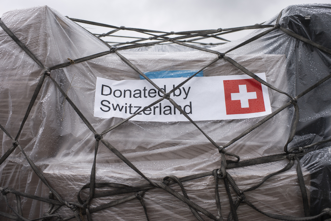 adesivo con la scritta “Donato dalla Svizzera”