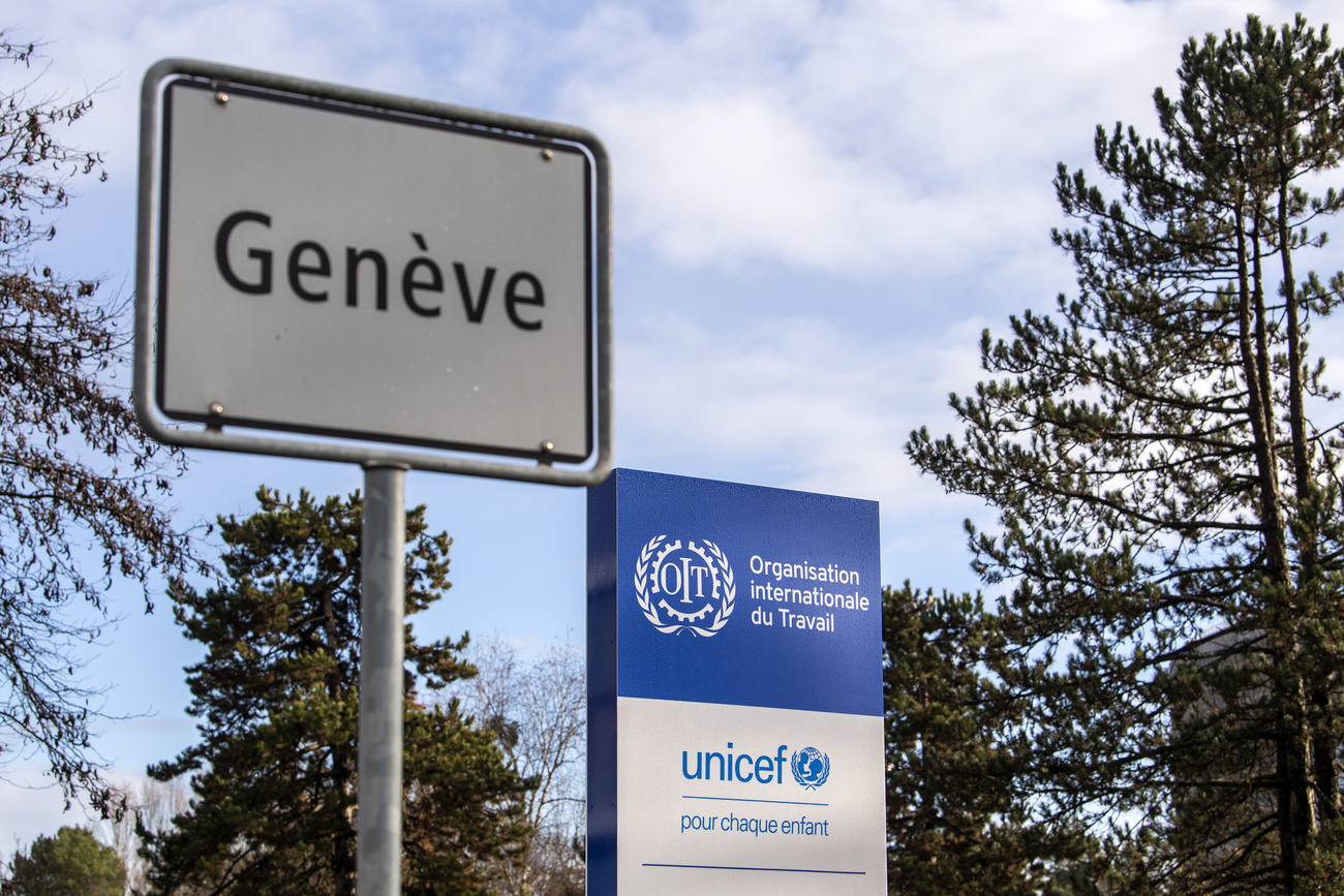 Cartello stradale con scritta Ginevra e cartello con simbolo dell'Unicef