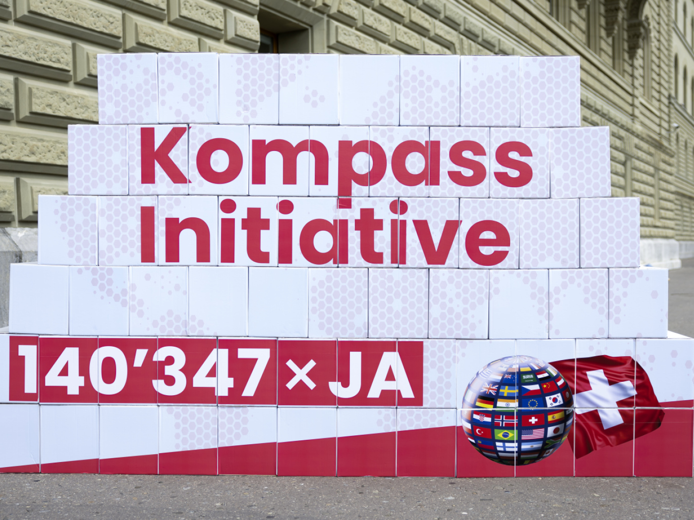 pacchi con firme per iniziativa bussola