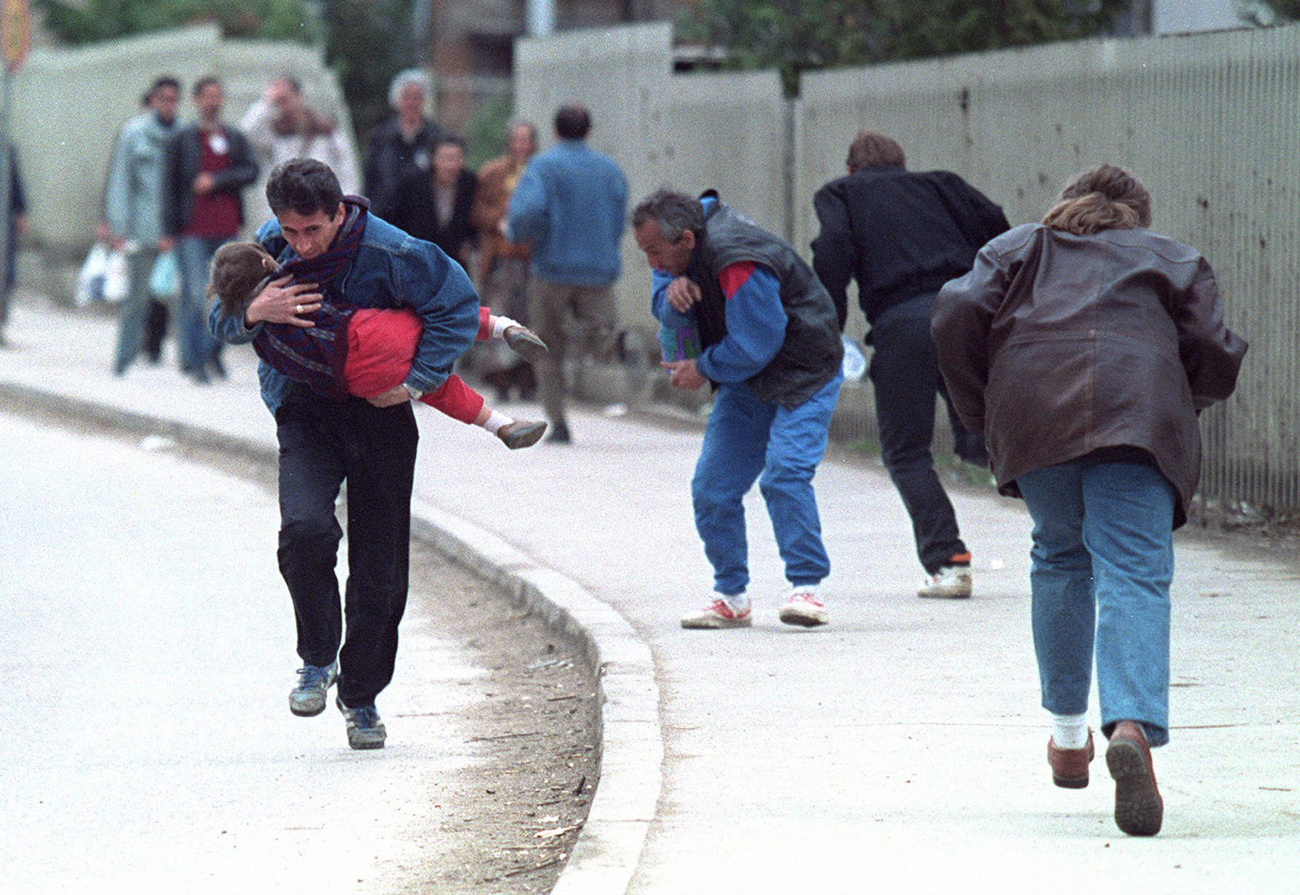 Gente che scappa a Sarajevo durante la guerra.