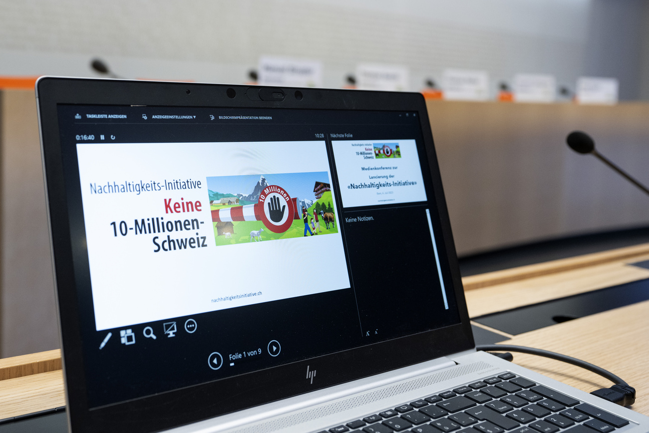 schermata pc portatile con immagine iniziativa "no a una svizzera da 10 milioni"