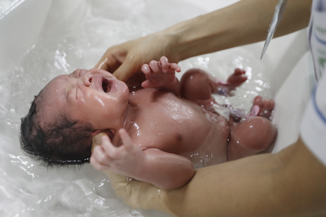 neonato piange durante il bagnetto