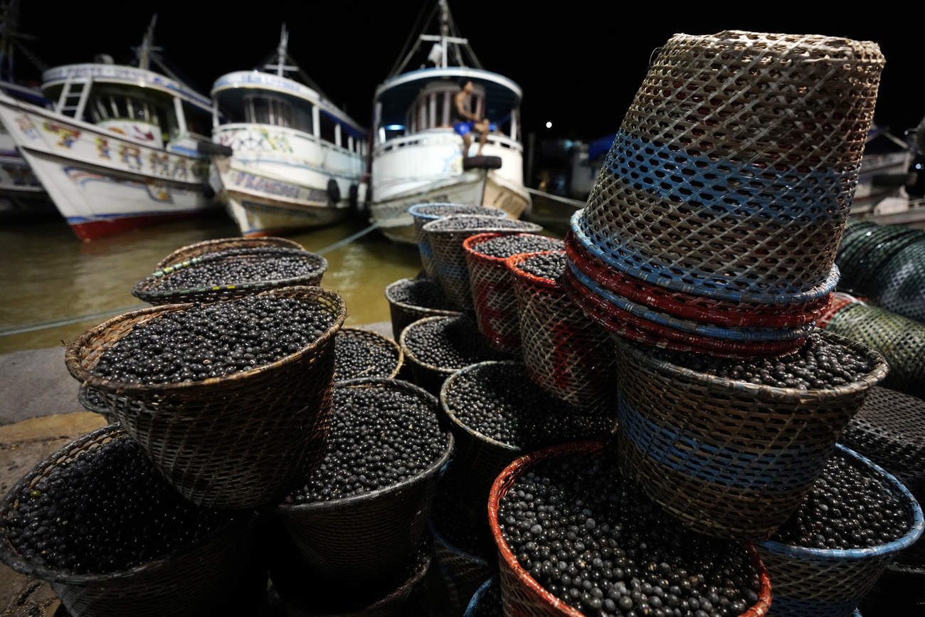 Cestas de açaí à venda na Feira do Açaí, no mercado Ver o Peso, em Belém.