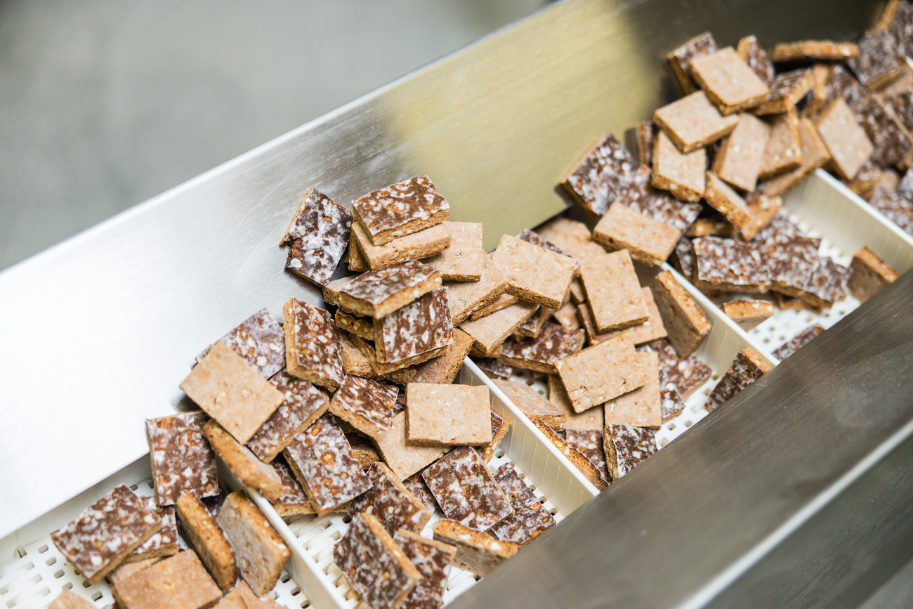 Läckerli biscuits during production