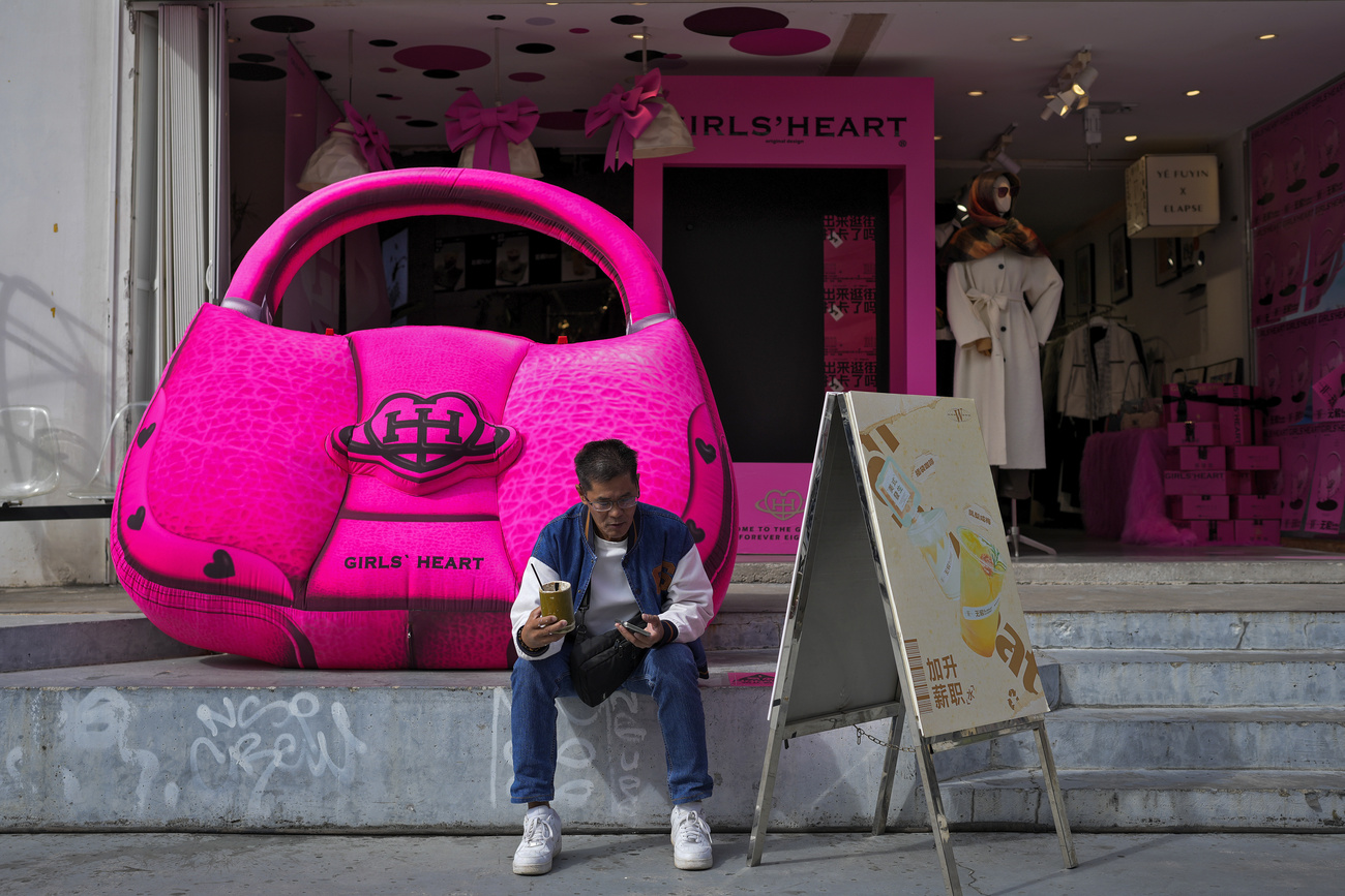 中国经济陷入通缩的原因不仅是消费疲软，还与房地产危机和产业政策失衡密切相关。