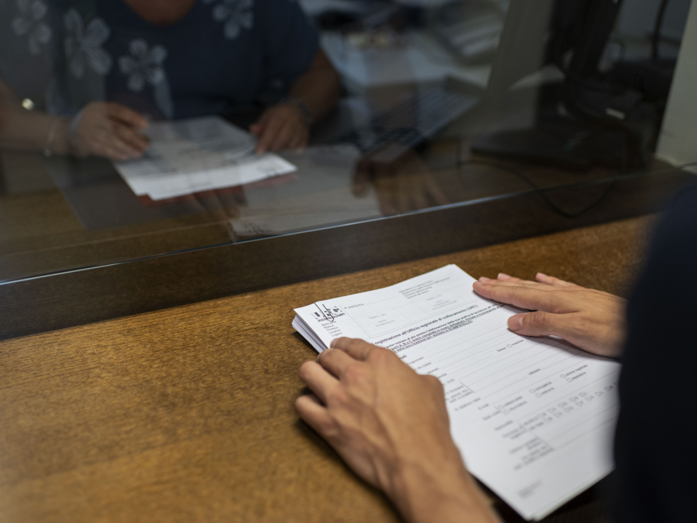 persona allo sportello di un ufficio di collocazione