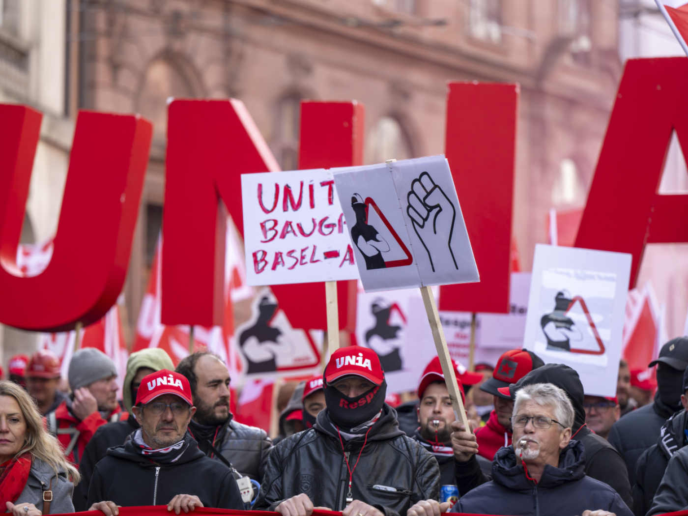 Almost 1000 construction workers demonstrate loudly in Basel