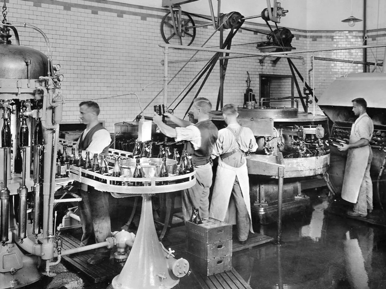 Around 1898, Feldschlösschen brews 100,000 hectolitres of beer and becomes the largest brewery in Switzerland.