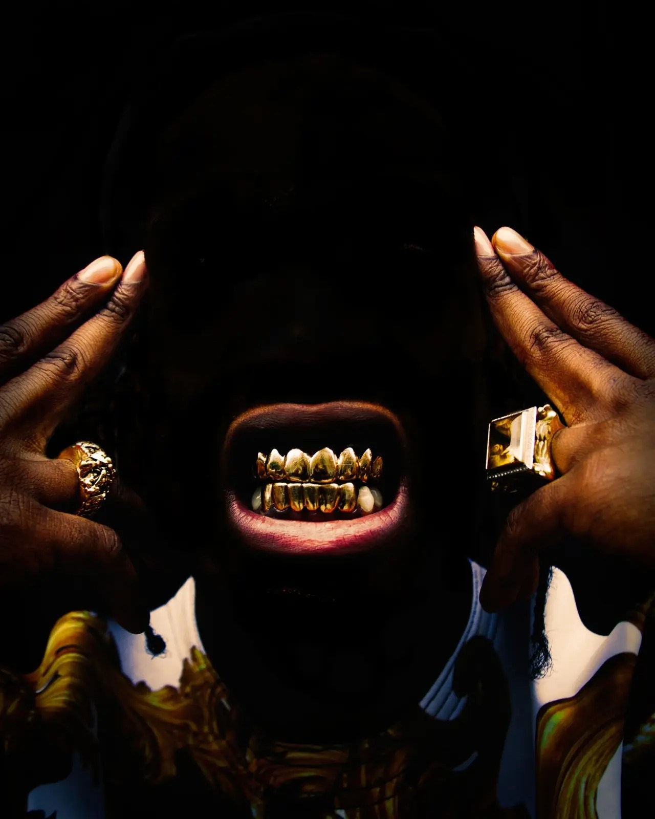 Montrer les dents : "Can You Hear Me ?" montre le rappeur A$AP Rocky avec des cloches et des dents dorées. Enregistré à Harlem, New York 2013.