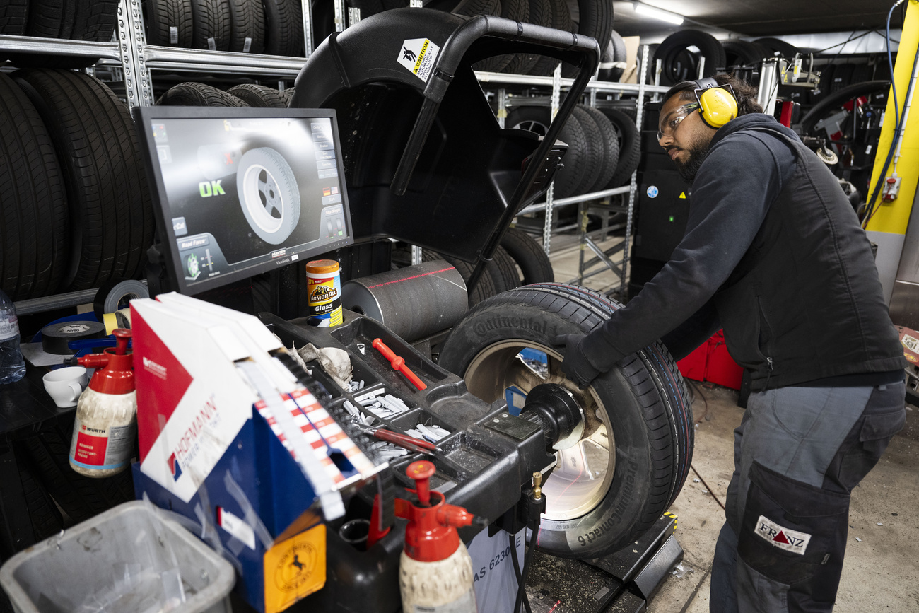 Persona lavora con uno pneumatico