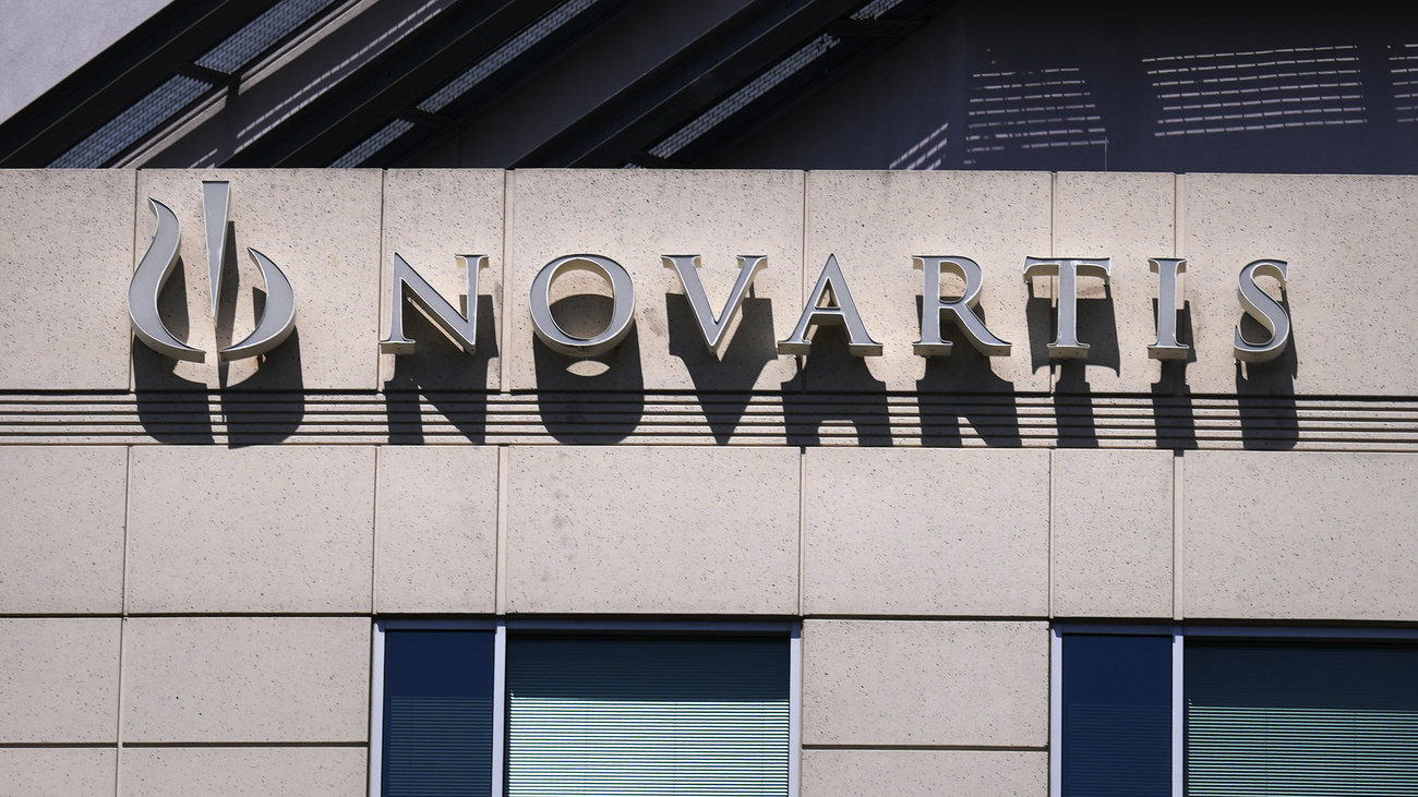 Logo di Novartis su un edificio