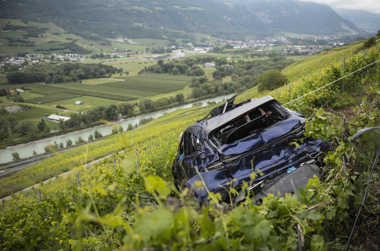 Die Verkehrssicherheit in der Schweiz nimmt ab: Hier ein verlassenes Auto in den Weinbergen von Sierre nach einem Unfall.