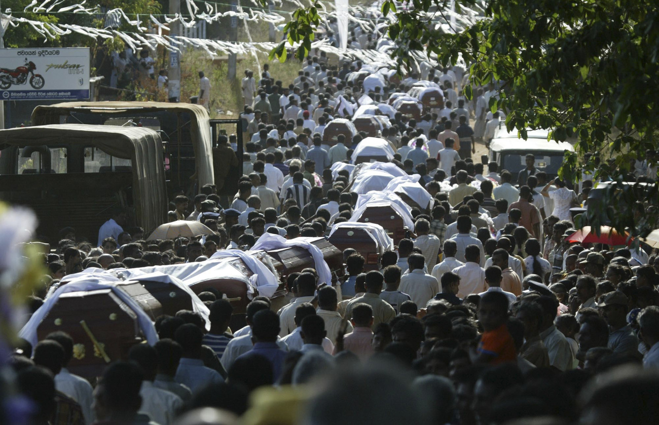 Menschen bei Trauerfeier
