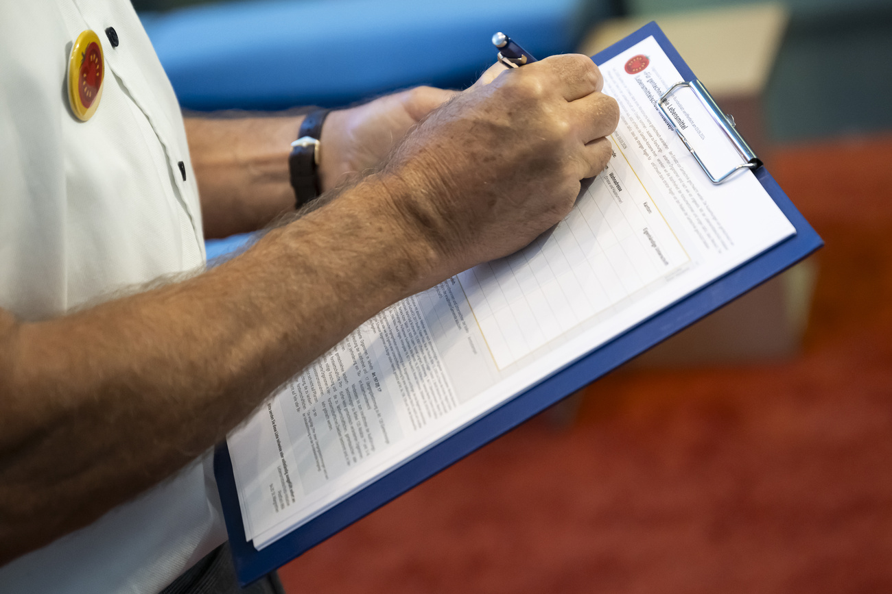 persona firma un foglio