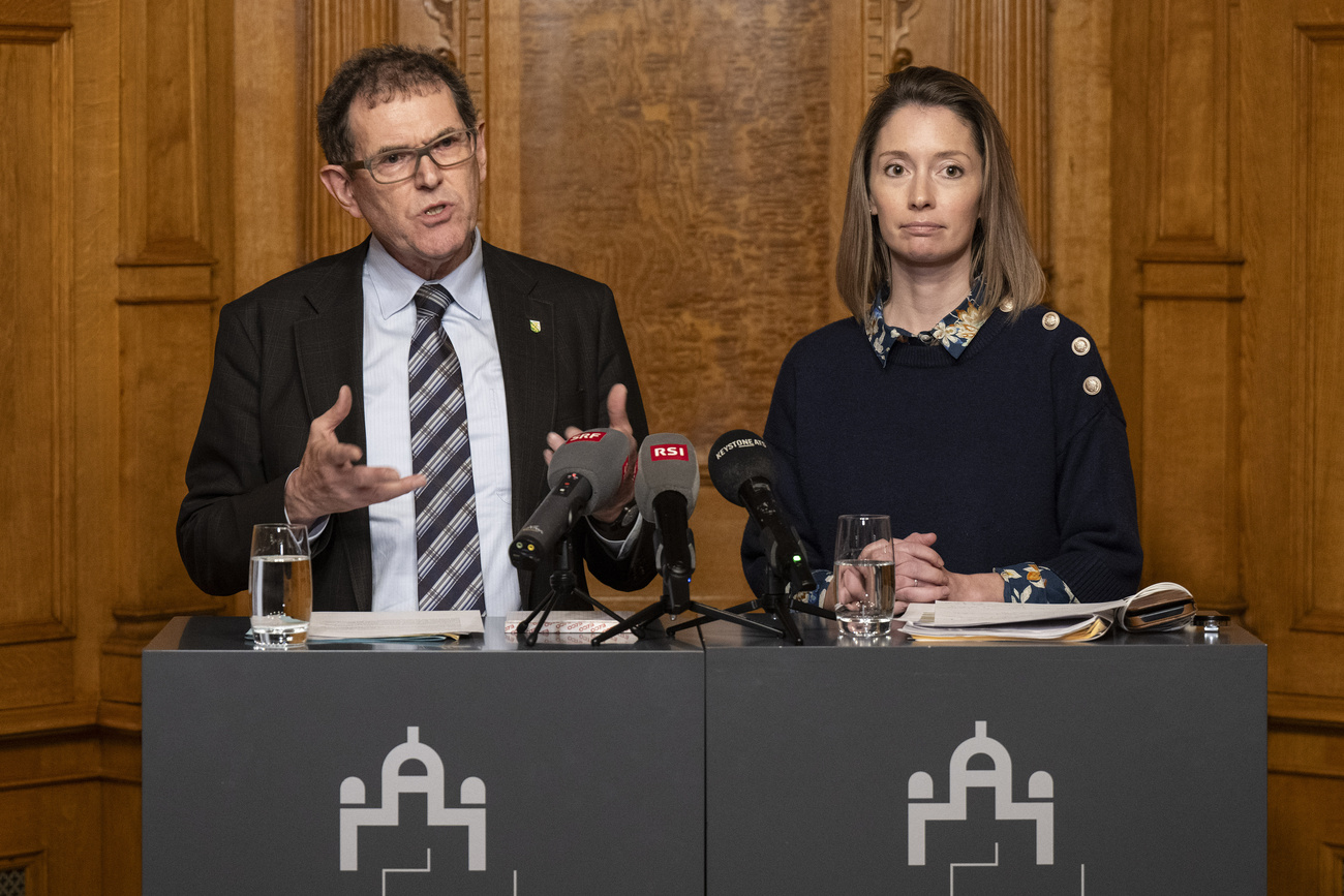 I Consiglieri di Stato Johanna Gapany e Jakob Stark della Commissione Finanze, che ha presentato oggi le sue proposte per il pacchetto di risparmi al Consiglio degli Stati. Qui in una conferenza stampa a metà novembre.