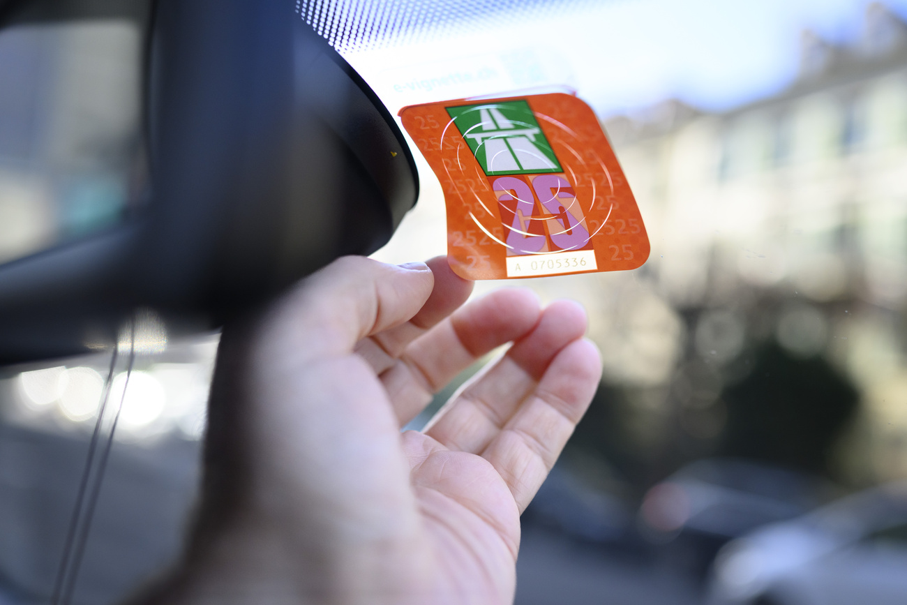 persona attacca sul parabrezza vignetta autostradale svizzera del 2025