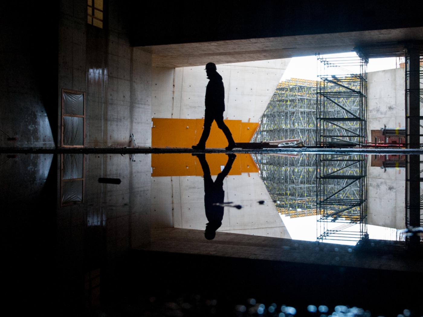 operaio in edificio in costruzione