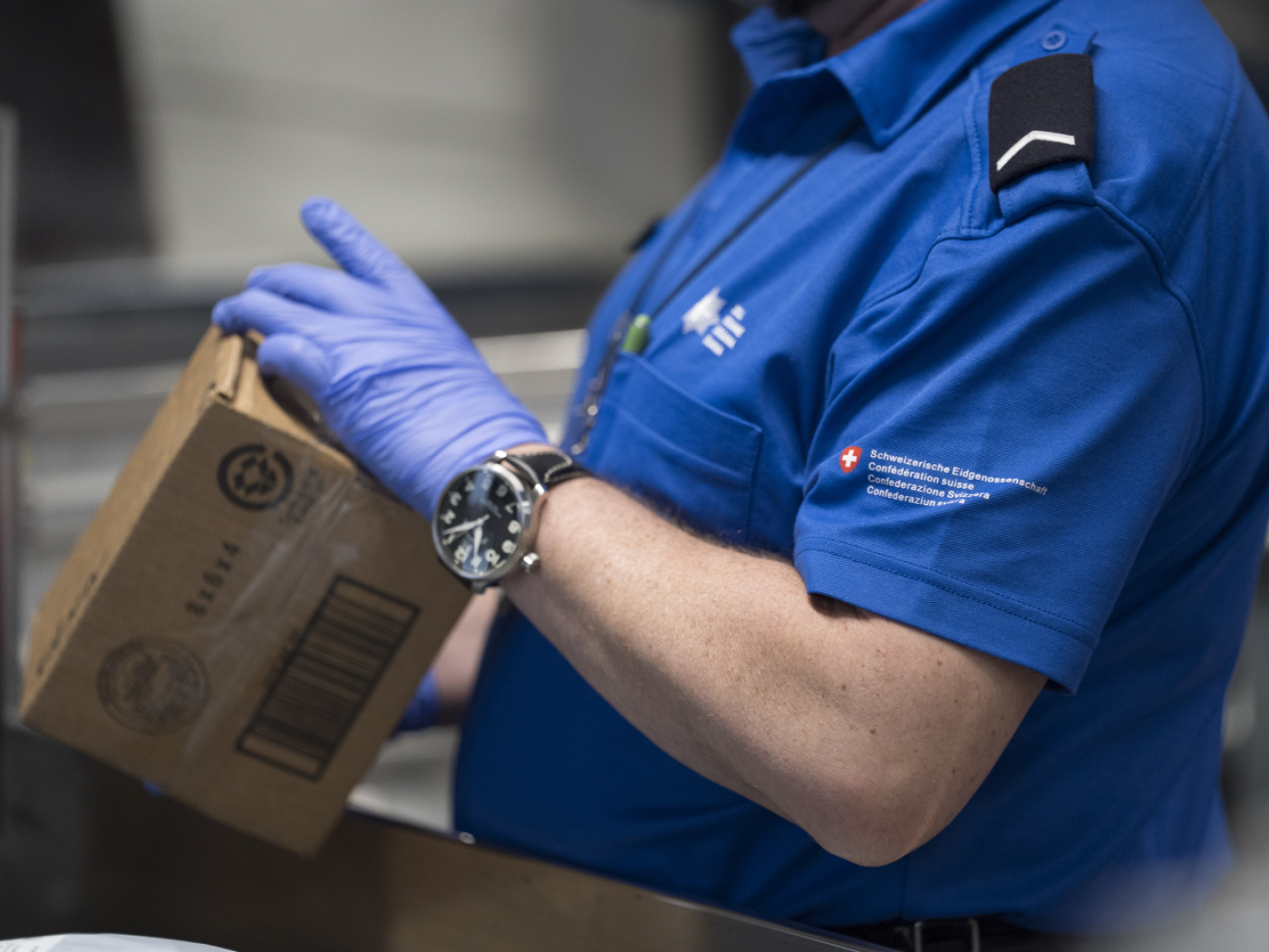 Customs officers seize 1088 illegal shipments in Zurich