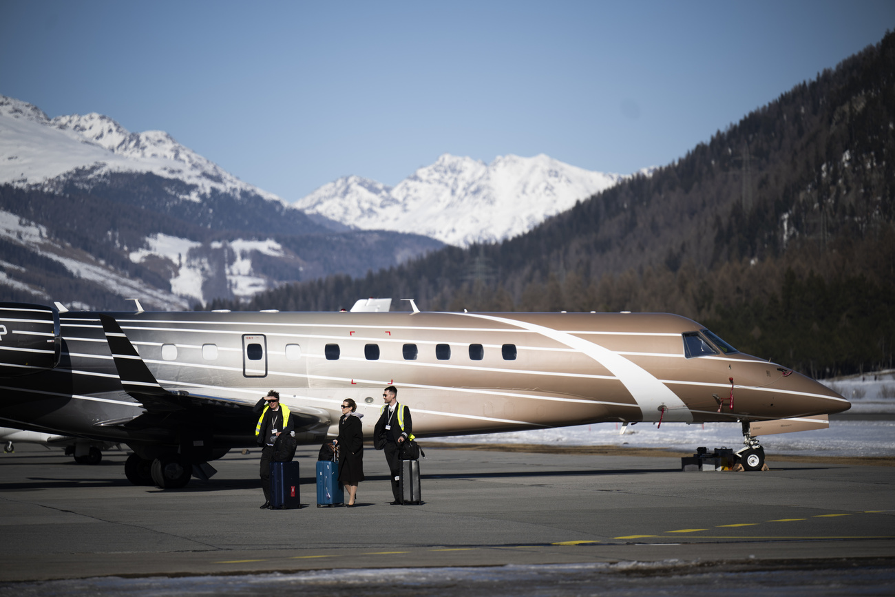 Menschen vor einem Privatjet in den Schweizer Alpen
