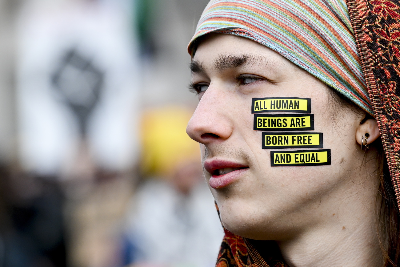 Persona protesta contro discriminazione