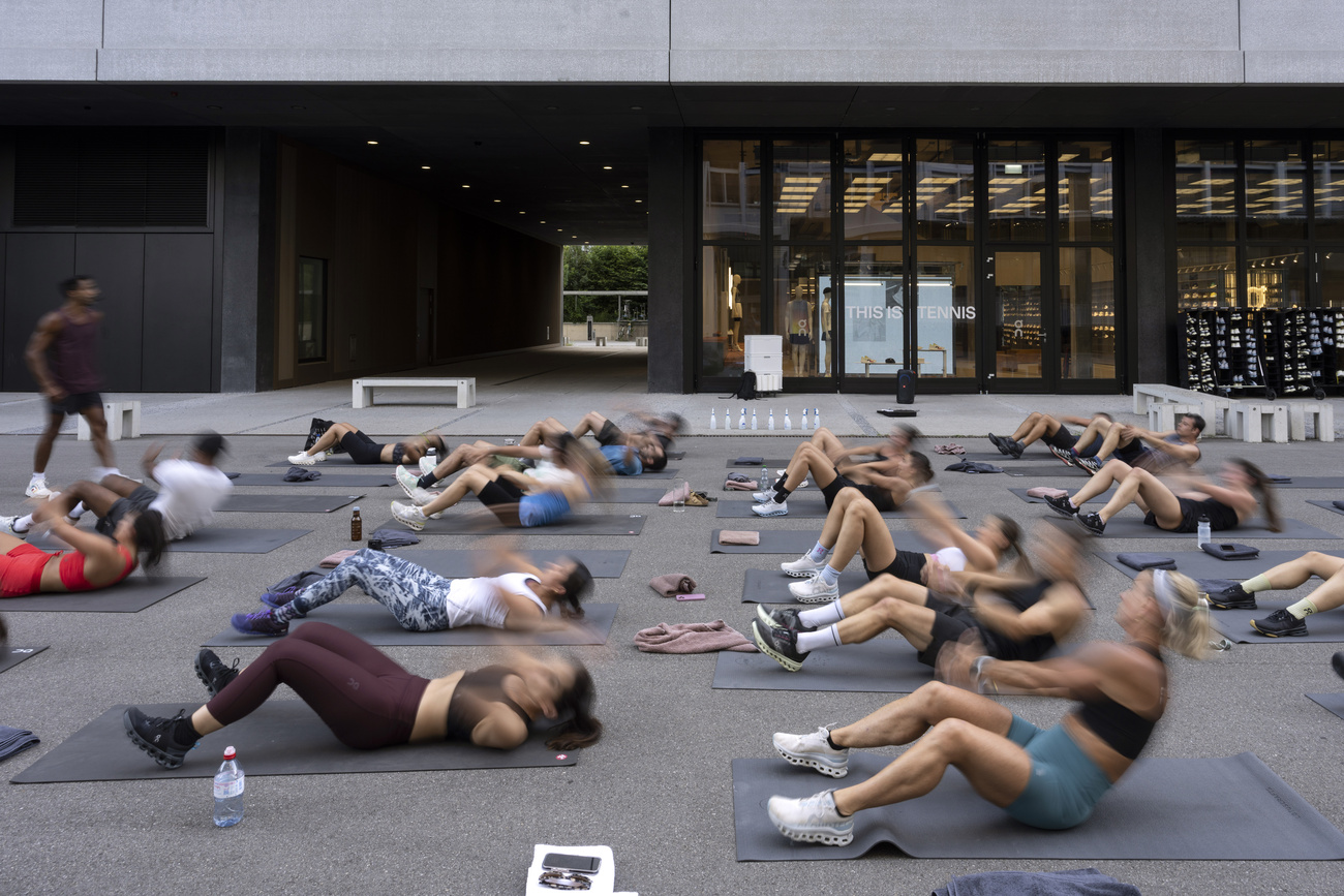 Gruppo di persone che fanno ginnastica.