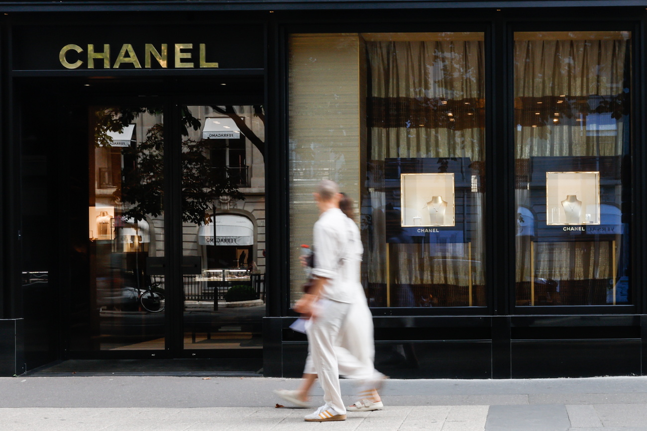 La vetrina di una boutique di Chanel a Parigi.