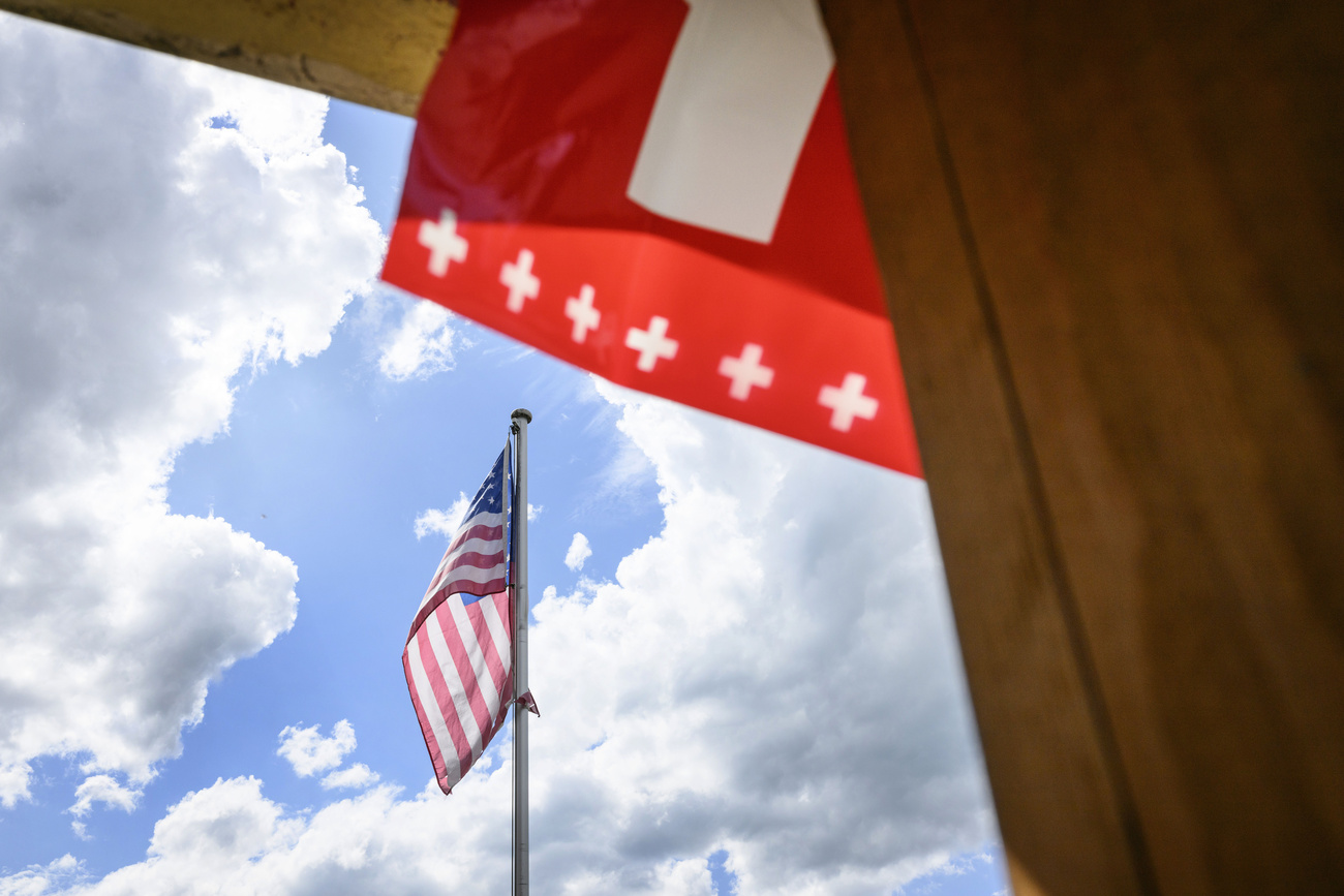 Bandiere svizzera e statunitense