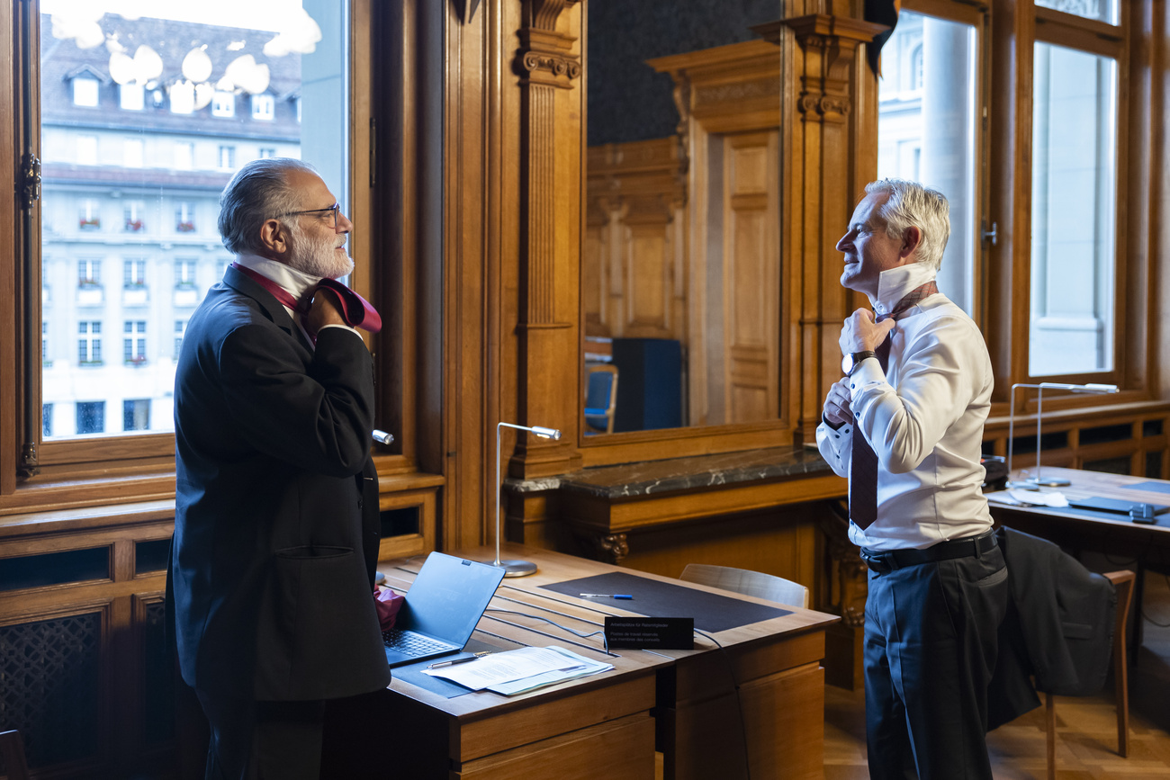Bereit zur Debatte: Die Ständeräte Carlo Sommaruga (SP) und Matthias Michel (FDP) ziehen ihre Krawatten an.
