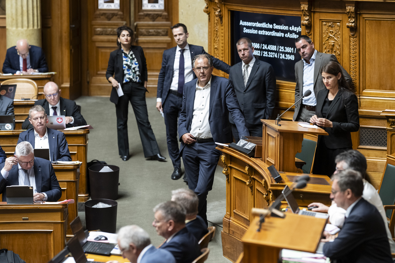 Schlange vor dem Rednerpult: Blick in den Nationalrat während einer Asyldebatte.