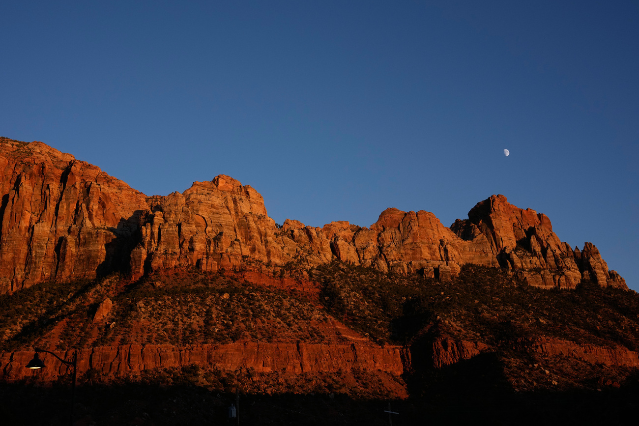 tramonto su una scarpata di arenaria nel Zion National Park